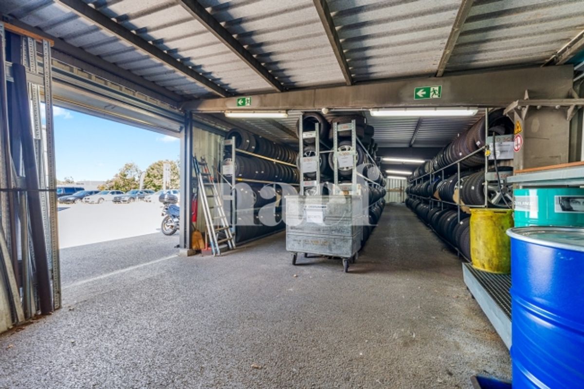 Garage mit Empfang, Werkstatt und Lagerräumen zum Verkauf in Givisiez - 10