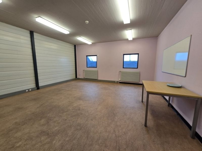 Werkstatt von 31 m² – In der Nähe von Annehmlichkeiten, Verkehr und Autobahn - 2