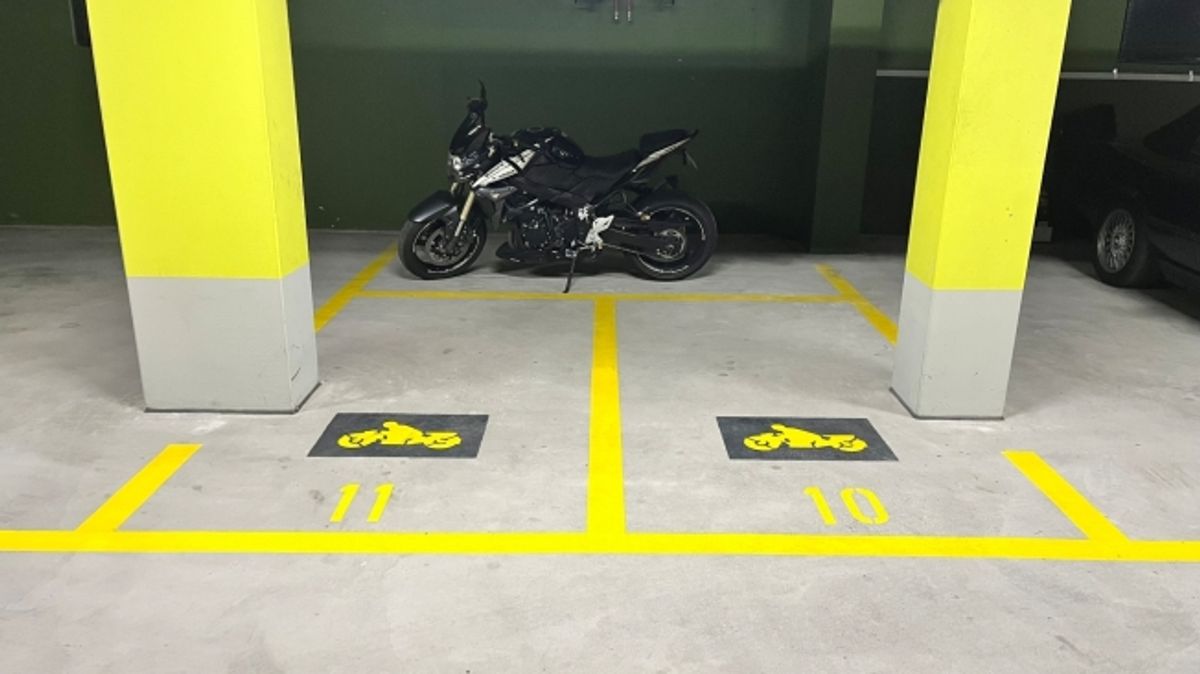 Motorradparkplatz in Einstellhalle zu vermieten - 1