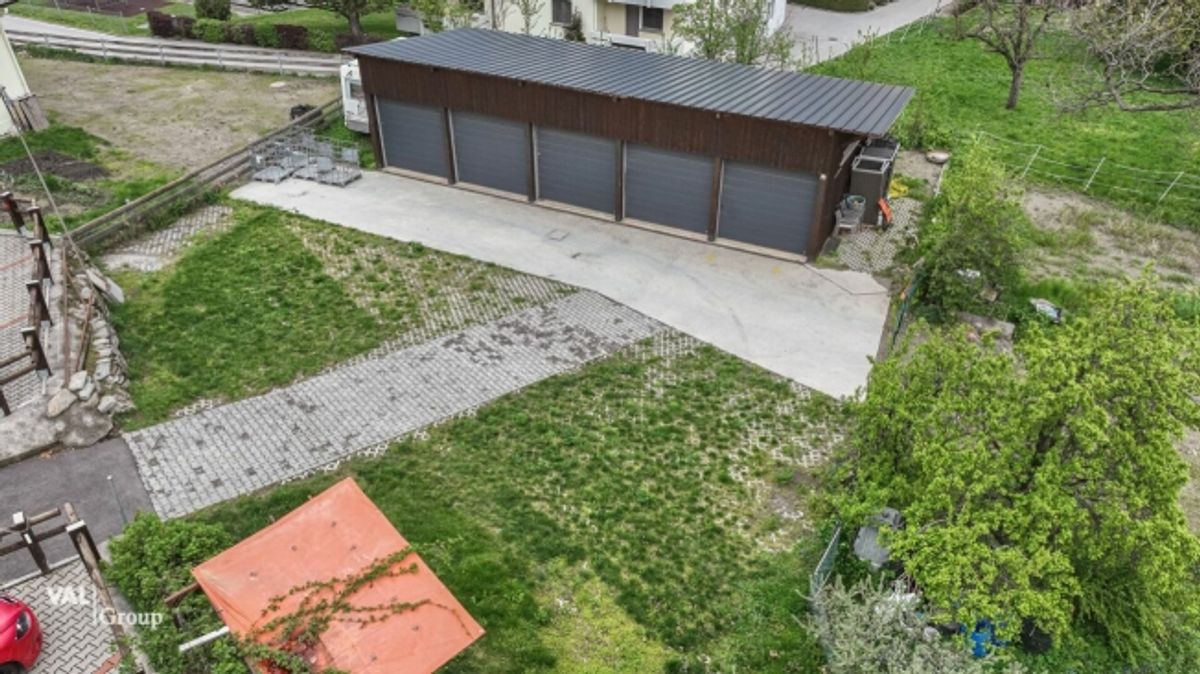 Acht Aussenparkplätze und fünf moderne Garagen in zentraler Lage - 0