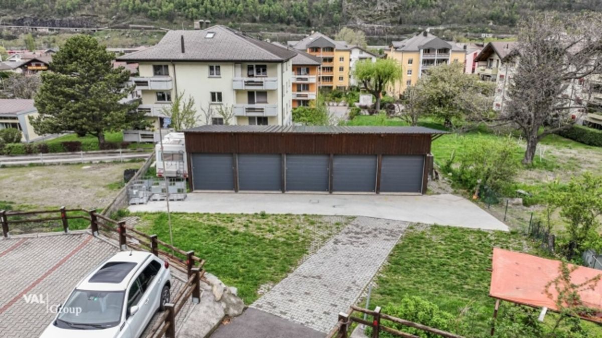 Acht Aussenparkplätze und fünf moderne Garagen in zentraler Lage - 1
