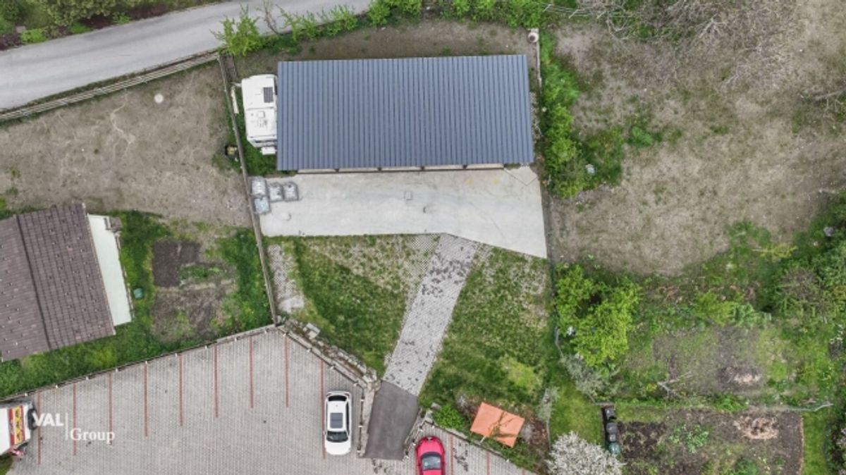 Acht Aussenparkplätze und fünf moderne Garagen in zentraler Lage - 2