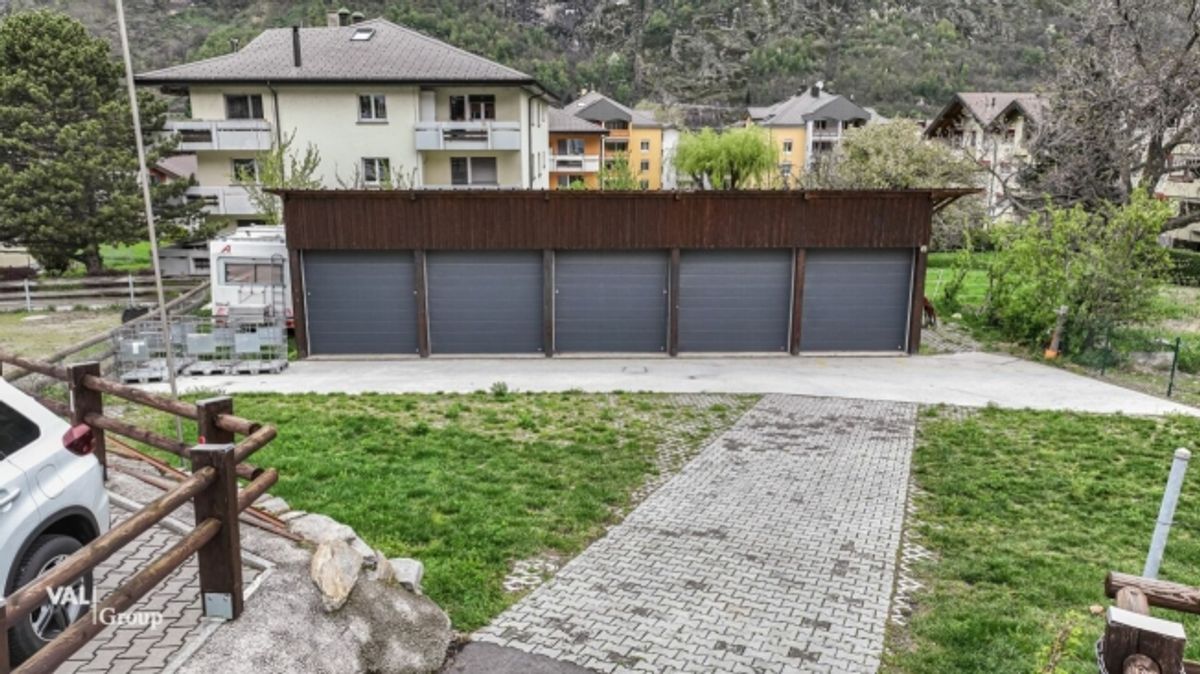 Acht Aussenparkplätze und fünf moderne Garagen in zentraler Lage - 3