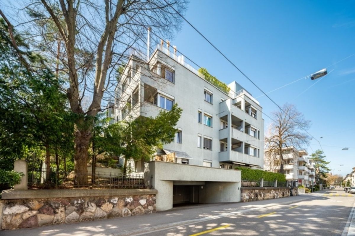 Grosszügiger Einstellplatz in Zürich - 1