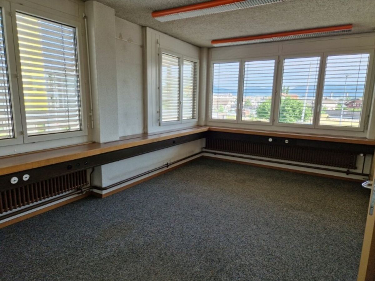 Attraktive Büro- und Gewerbeliegenschaft in Suhr - 2