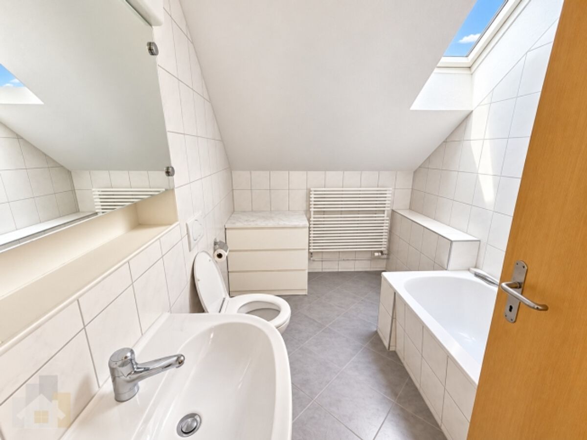 Preiswerte 4-Zimmerwohnung auf 90 m2 mit Balkon - 5
