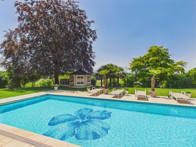Exklusive Villa mit grandiosem Pool und unverbaubarem Panoramablick - 1