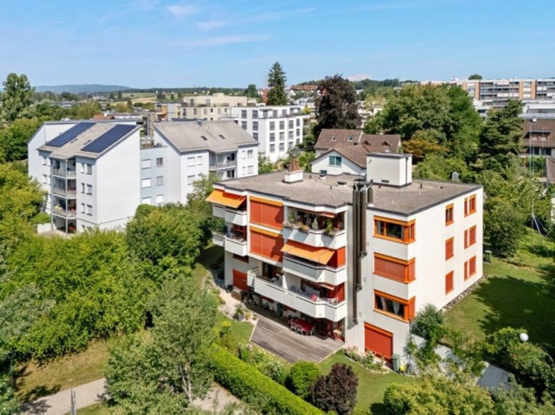 3.5-Zimmer-Topgeschosswohnung mit Cheminée und Parkplatz - 1