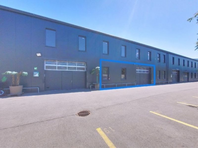 Sion, à louer un local de 297.60 m2 au rez étage dans un bâtiment industriel entièrement rénové. - 3