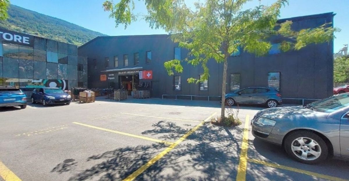 Sion, à louer un local de 297.60 m2 au rez étage dans un bâtiment industriel entièrement rénové. - 3