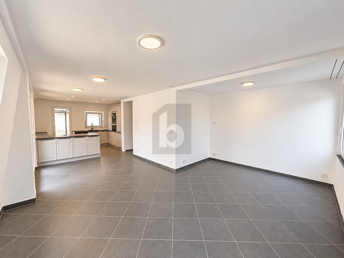 KOMPLETT NEU SANIERT MIT GROSSER TERRASSE - 1