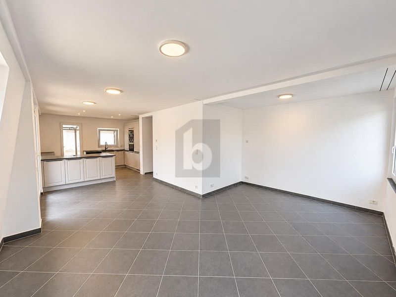 KOMPLETT NEU SANIERT MIT GROSSER TERRASSE - 2