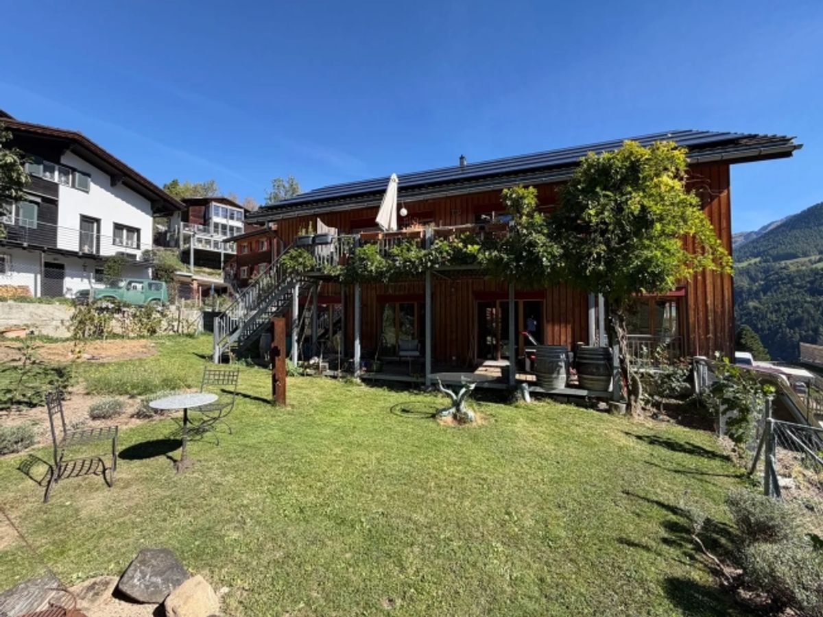 6-Zimmer-Einfamilienhaus mit grosszügigem Garten in Maladers - 0