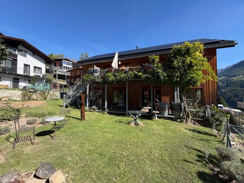 6-Zimmer-Einfamilienhaus mit grosszügigem Garten in Maladers - 1