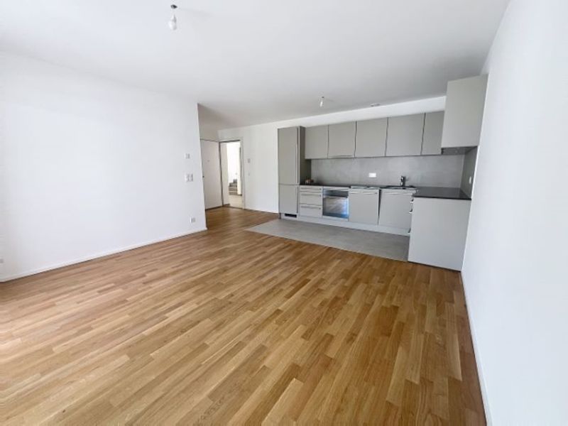 Sehr schöne 4,5-Zimmer-Wohnung im 2. Stock mit großem Balkon (J-203) - 2