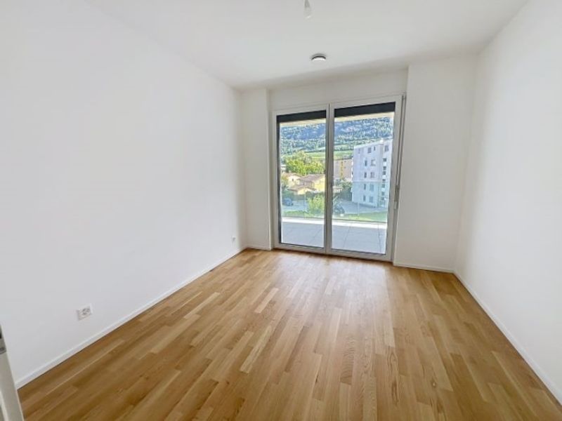 Sehr schöne 4,5-Zimmer-Wohnung im 2. Stock mit großem Balkon (J-203) - 3
