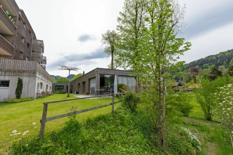 Zu verkaufen grosszügiges Terrassenhaus, 4.5 Zimmer, Länge 35 Meter. Am Bleicheliweg 2, 9055 Bühler bei Teufen, mit Weitsicht auf Wiese und Wald. Nur 2 Gehminuten bis Bahnhof ! - 1