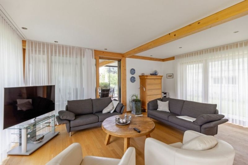Zu verkaufen grosszügiges Terrassenhaus, 4.5 Zimmer, Länge 35 Meter. Am Bleicheliweg 2, 9055 Bühler bei Teufen, mit Weitsicht auf Wiese und Wald. Nur 2 Gehminuten bis Bahnhof ! - 4