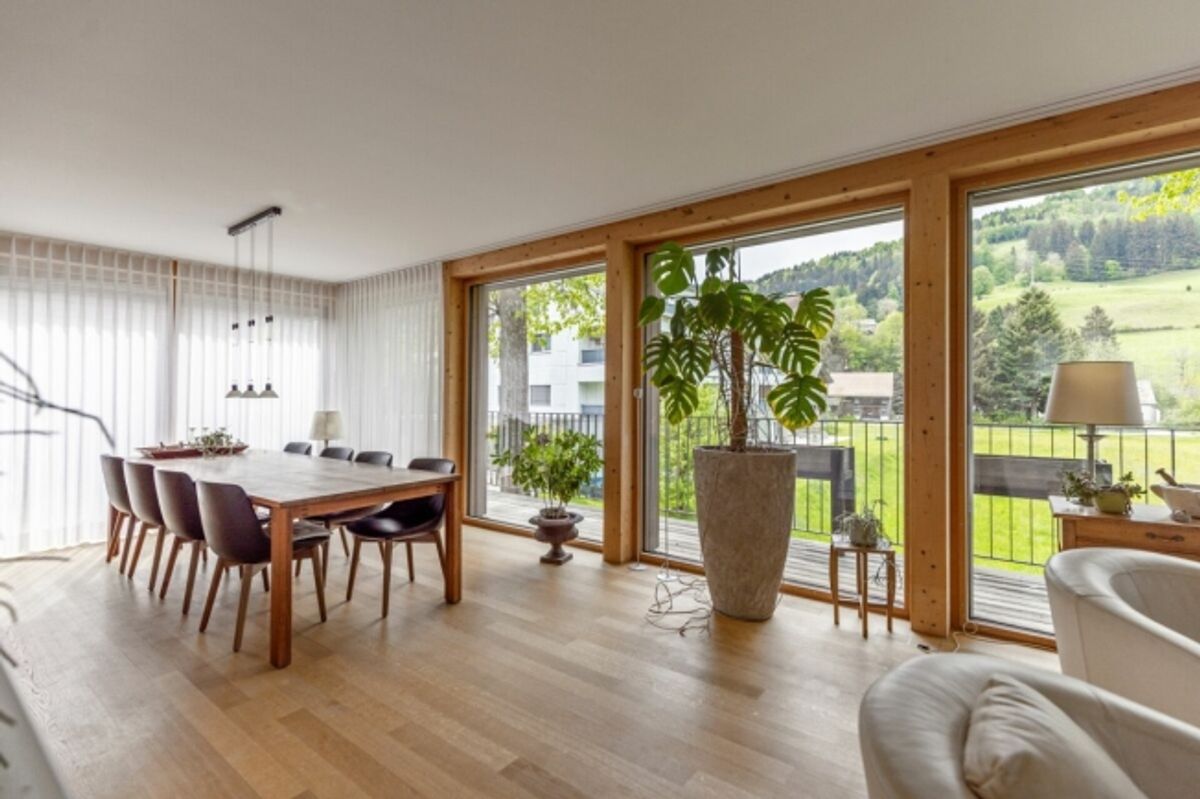 Zu verkaufen grosszügiges Terrassenhaus, 4.5 Zimmer, Länge 35 Meter. Am Bleicheliweg 2, 9055 Bühler bei Teufen, mit Weitsicht auf Wiese und Wald. Nur 2 Gehminuten bis Bahnhof ! - 4