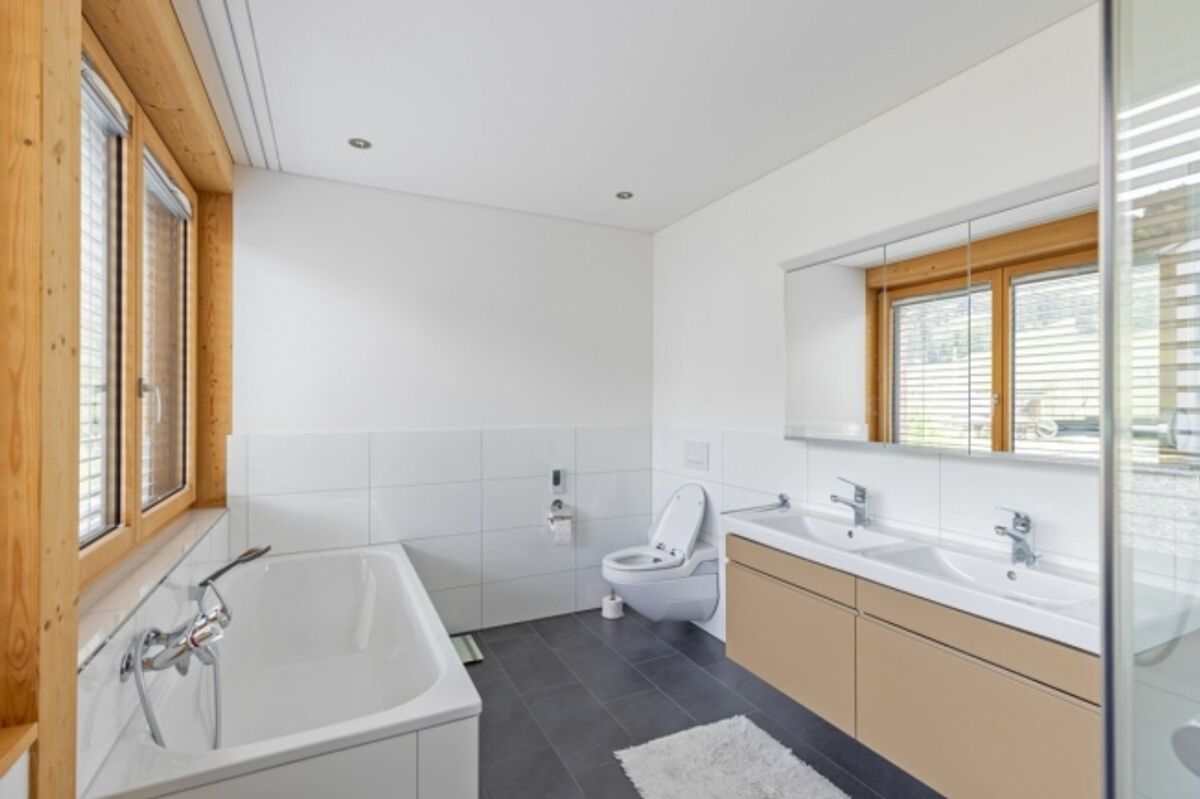 Zu verkaufen grosszügiges Terrassenhaus, 4.5 Zimmer, Länge 35 Meter. Am Bleicheliweg 2, 9055 Bühler bei Teufen, mit Weitsicht auf Wiese und Wald. Nur 2 Gehminuten bis Bahnhof ! - 7
