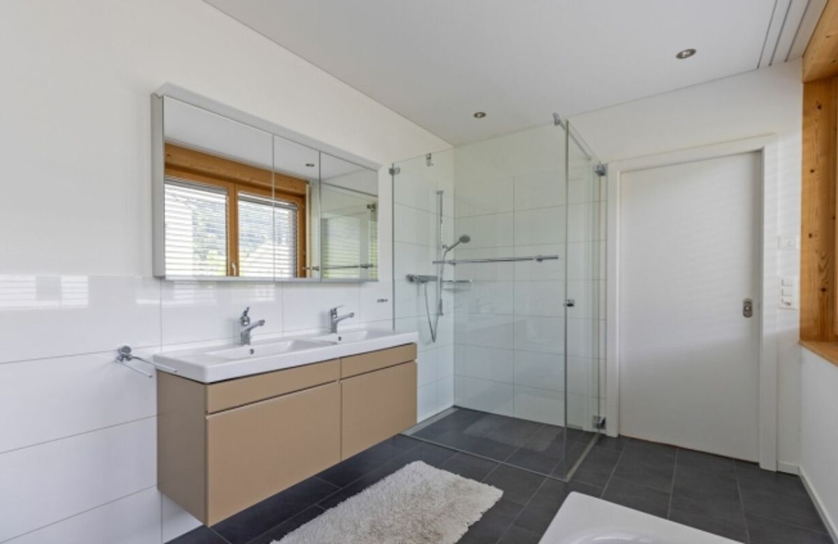 Zu verkaufen grosszügiges Terrassenhaus, 4.5 Zimmer, Länge 35 Meter. Am Bleicheliweg 2, 9055 Bühler bei Teufen, mit Weitsicht auf Wiese und Wald. Nur 2 Gehminuten bis Bahnhof ! - 8