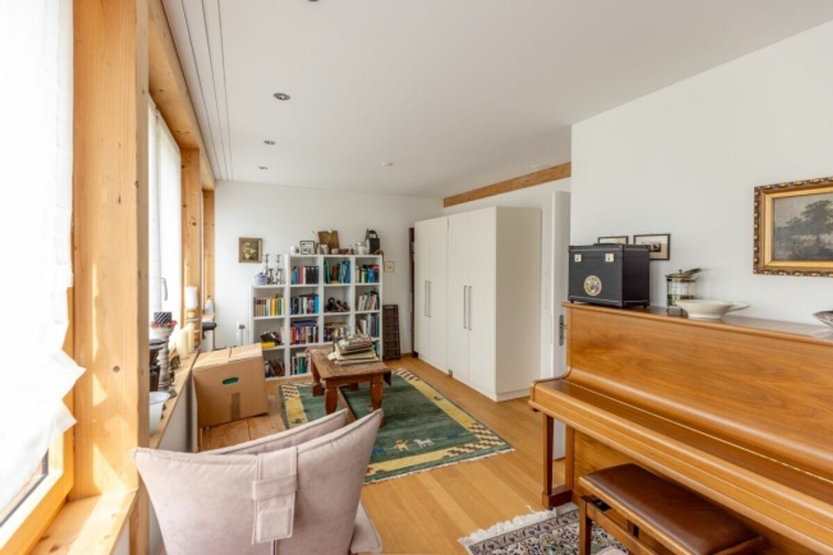 Zu verkaufen grosszügiges Terrassenhaus, 4.5 Zimmer, Länge 35 Meter. Am Bleicheliweg 2, 9055 Bühler bei Teufen, mit Weitsicht auf Wiese und Wald. Nur 2 Gehminuten bis Bahnhof ! - 9
