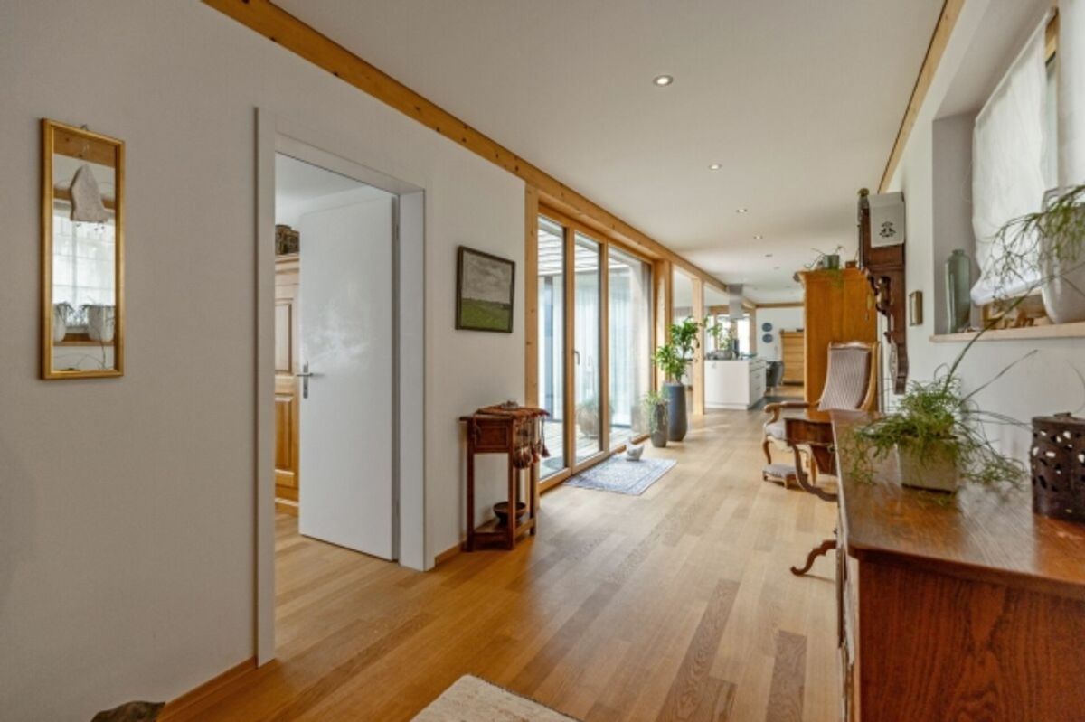 Zu verkaufen grosszügiges Terrassenhaus, 4.5 Zimmer, Länge 35 Meter. Am Bleicheliweg 2, 9055 Bühler bei Teufen, mit Weitsicht auf Wiese und Wald. Nur 2 Gehminuten bis Bahnhof ! - 10