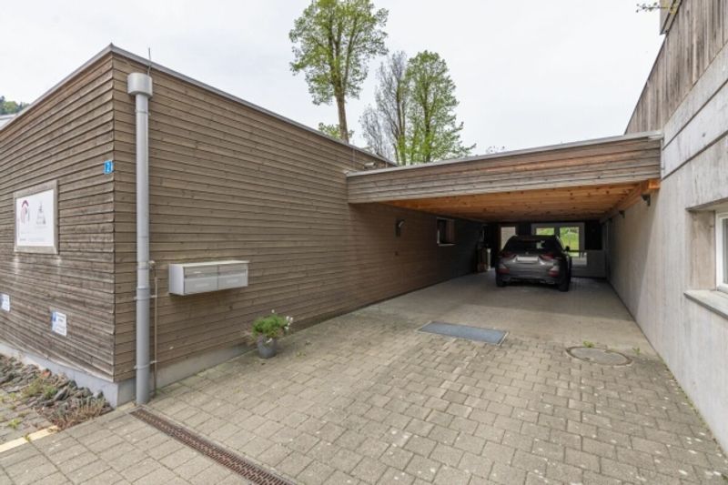 Zu verkaufen grosszügiges Terrassenhaus, 4.5 Zimmer, Länge 35 Meter. Am Bleicheliweg 2, 9055 Bühler bei Teufen, mit Weitsicht auf Wiese und Wald. Nur 2 Gehminuten bis Bahnhof ! - 15