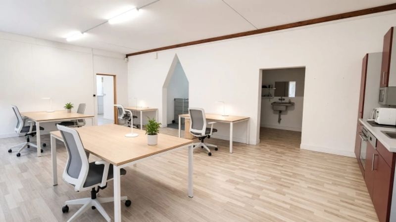 Helle Bürofläche mit 100 m² Nutzfläche in Ried (Muotathal) - 2