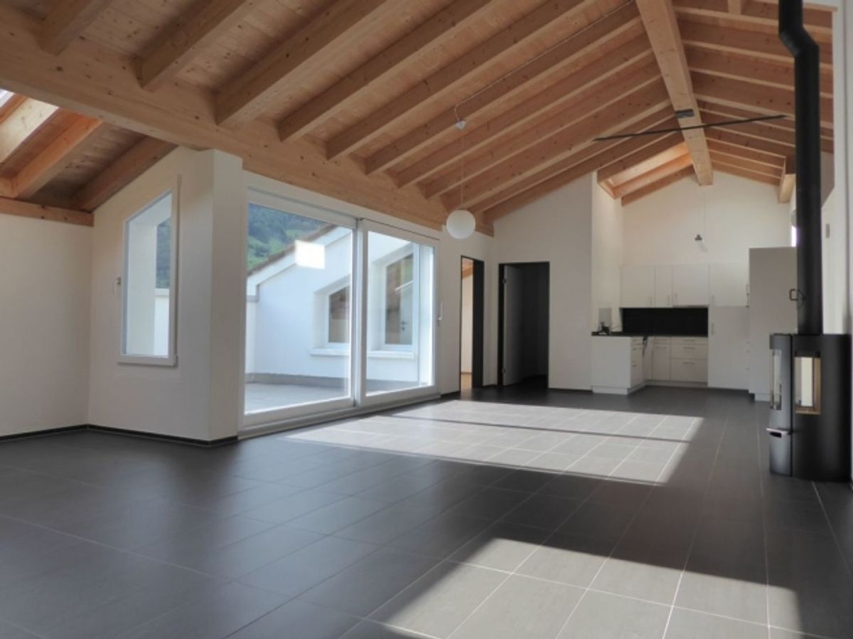 moderne 4 1/2-Zimmer-Dachwohnung mit Holzofen und Balkon - 0