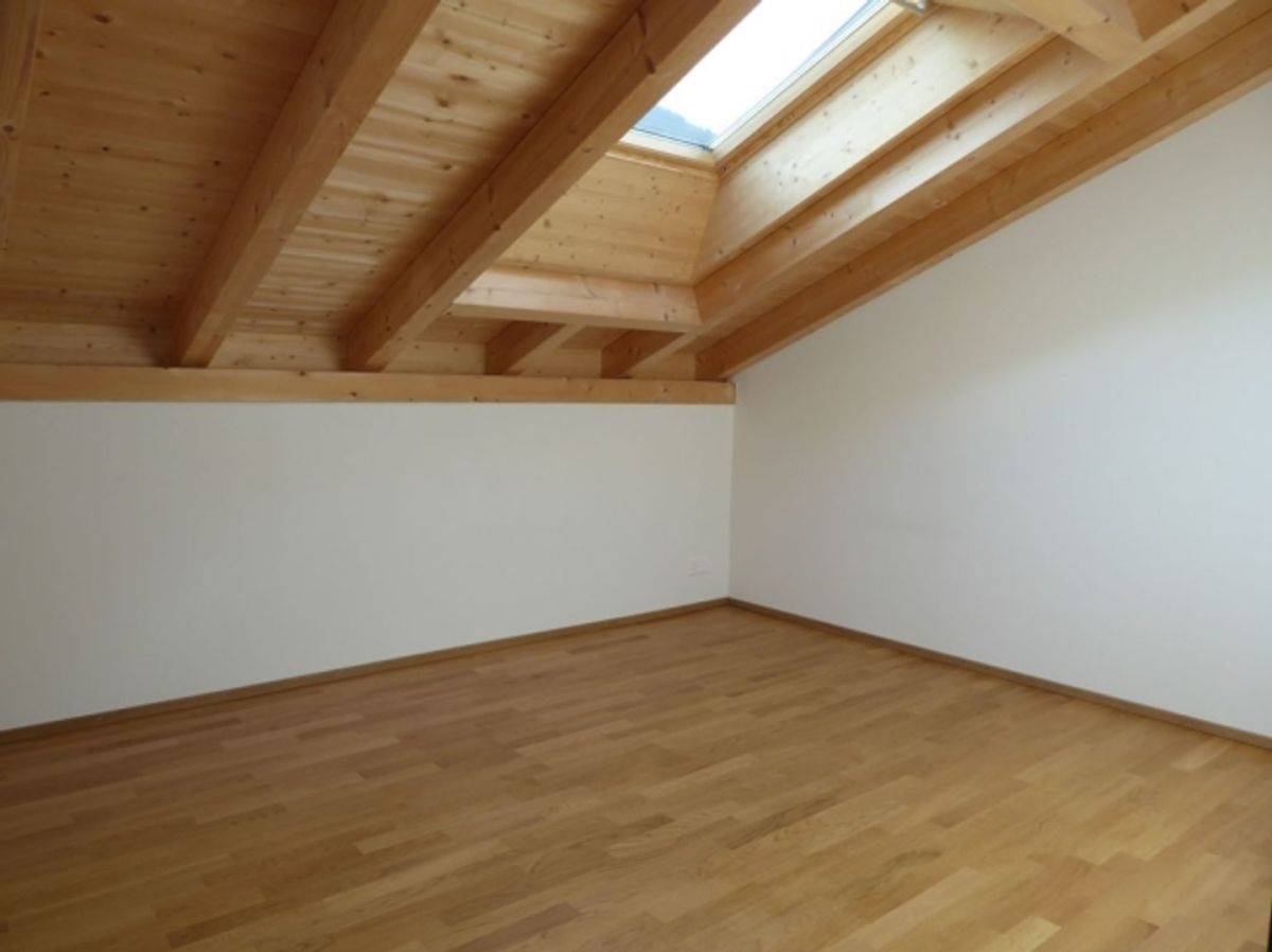 moderne 4 1/2-Zimmer-Dachwohnung mit Holzofen und Balkon - 4