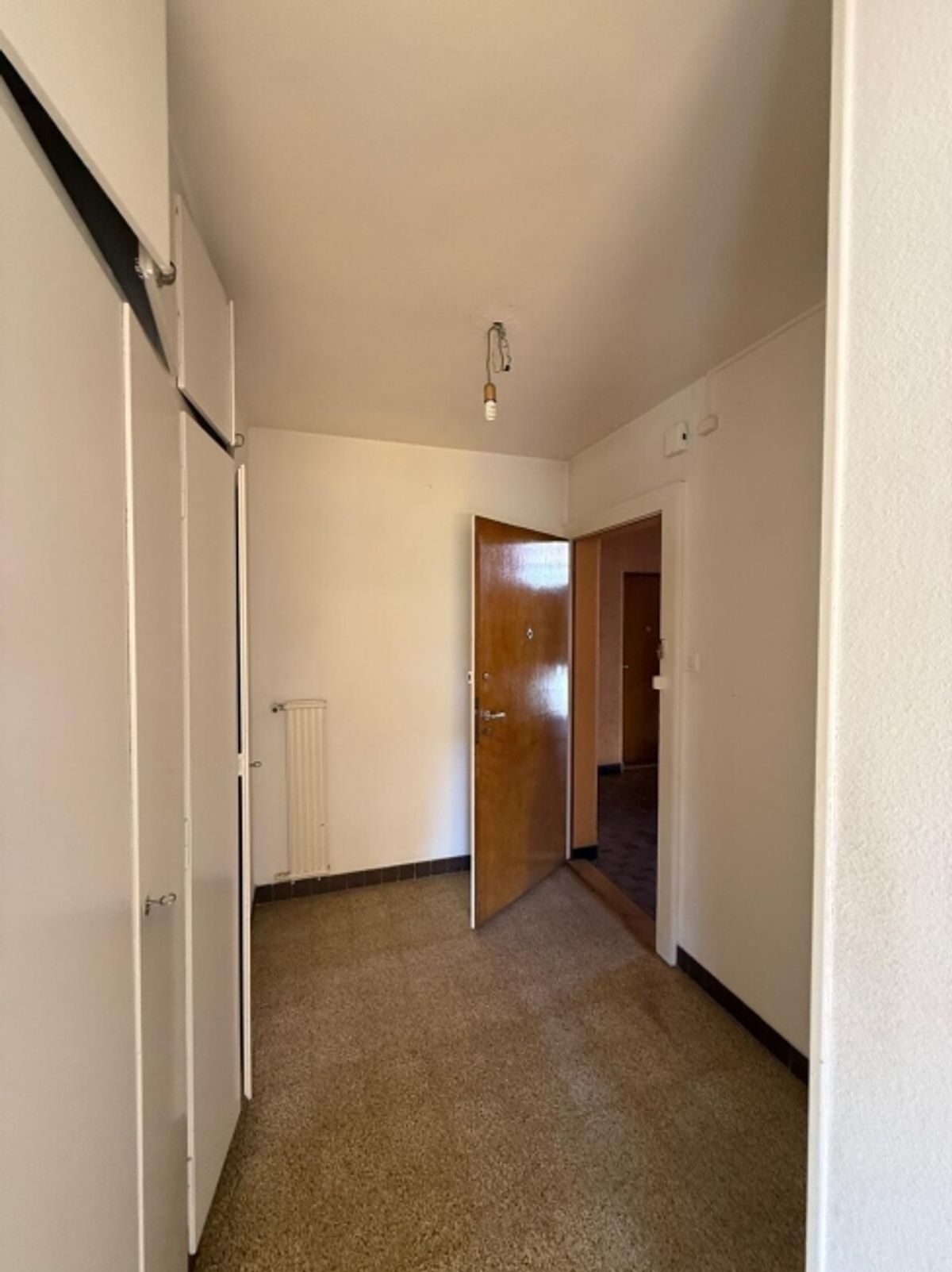2,5-Zimmer-Wohnung im ersten Stock in einer ruhigen Gegend - 2