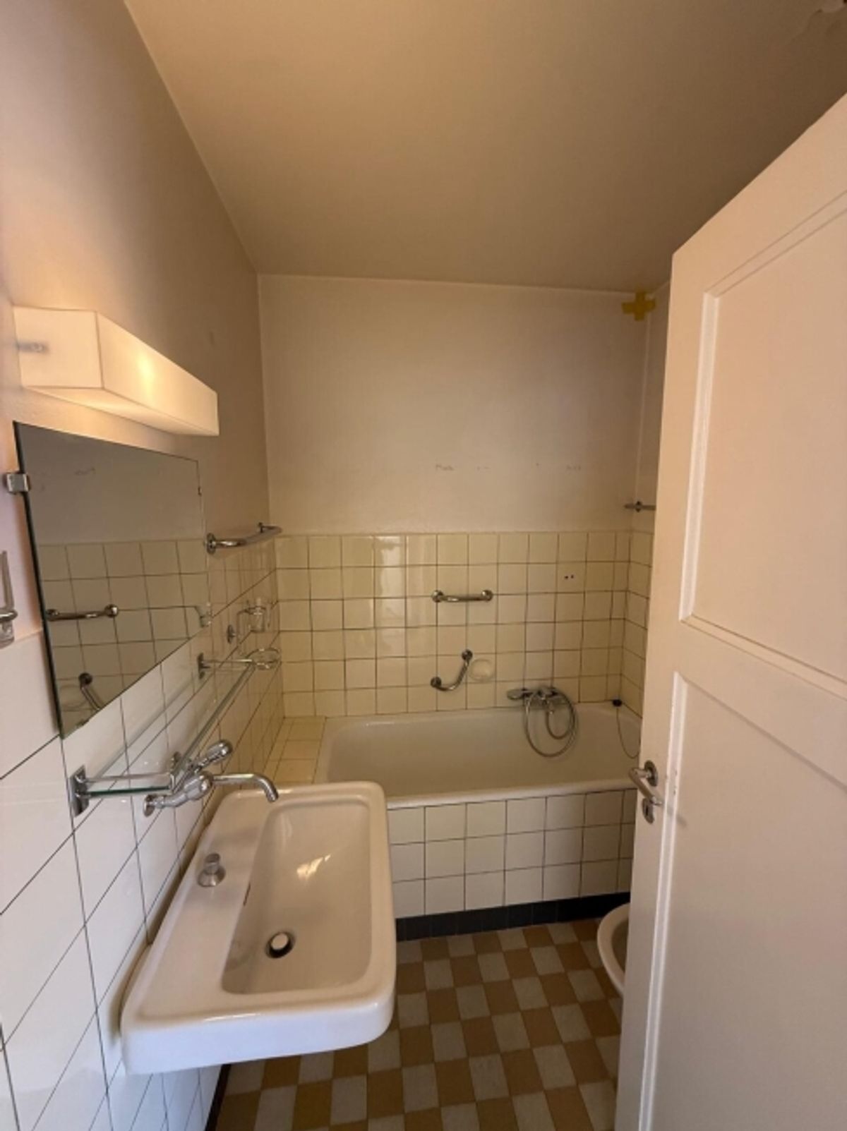 2,5-Zimmer-Wohnung im ersten Stock in einer ruhigen Gegend - 3