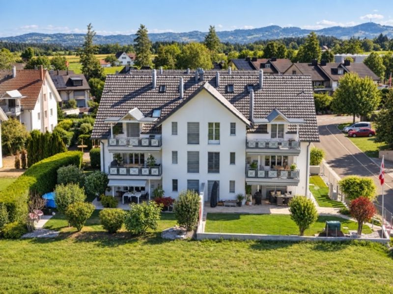 Wohnen mit Weitblick - charmante 4.5-Zimmer-Duplexwohnung mit Holzambiente und Sicht auf den Pfannenstiel - 2