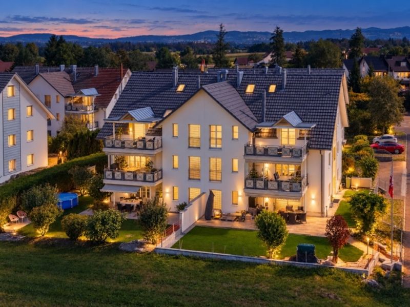 Wohnen mit Weitblick - charmante 4.5-Zimmer-Duplexwohnung mit Holzambiente und Sicht auf den Pfannenstiel - 15