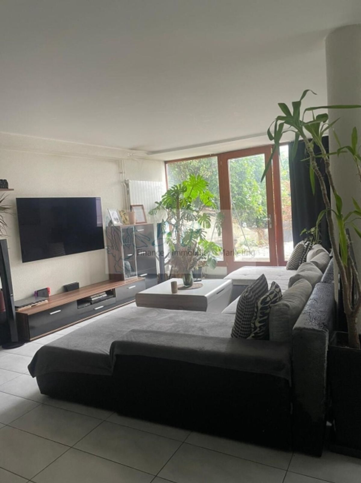 Grosses 2.5-Zimmer-Apartment mit privatem Garten - 0