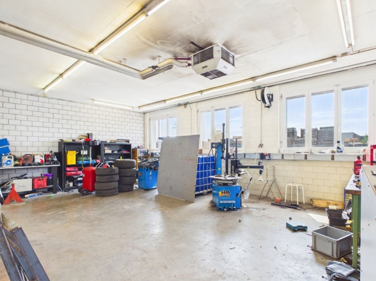 Halle mit 4 Räumen (ca. 350 m²) - ideal als Garage/Werkstatt in Rafz - 2