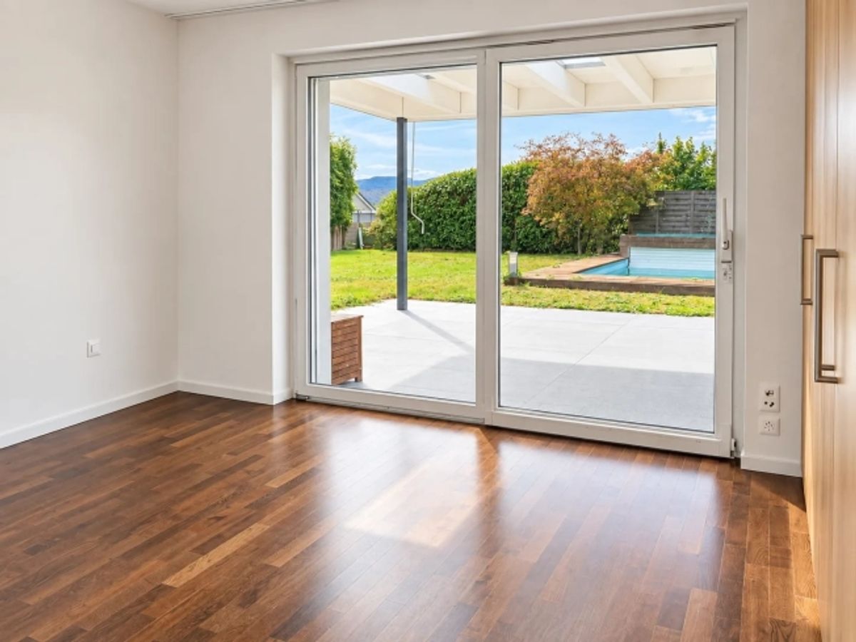 Grosszügiges Einfamilienhaus mit Pool und Garten in Füllinsdorf - 11