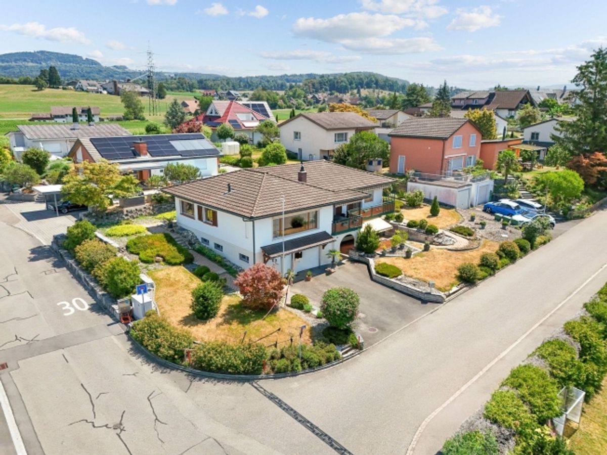 8.5-Zi.-Einfamilienhaus in Obfelden mit Aussicht & Einliegerwohnung potenzial - 1