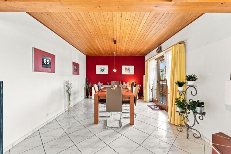 8.5-Zi.-Einfamilienhaus in Obfelden mit Aussicht & Einliegerwohnung potenzial - 8