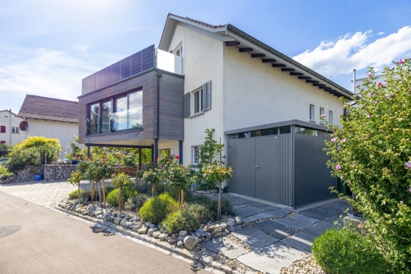Exklusives Einfamilienhaus mit Pool und Garten - 1