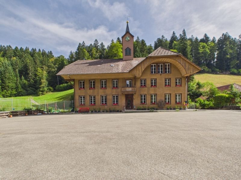 Einzigartiges Anwesen im Emmental - Privatsphäre garantiert, 443 m² Wohnfläche und Raum für Generationen - 1