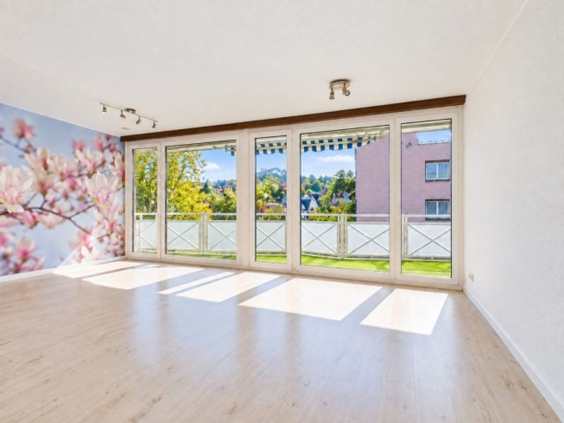 Lichtdurchfluteter Wohnbereich, Gemütlicher Balkon & Zentrale Lage - 1
