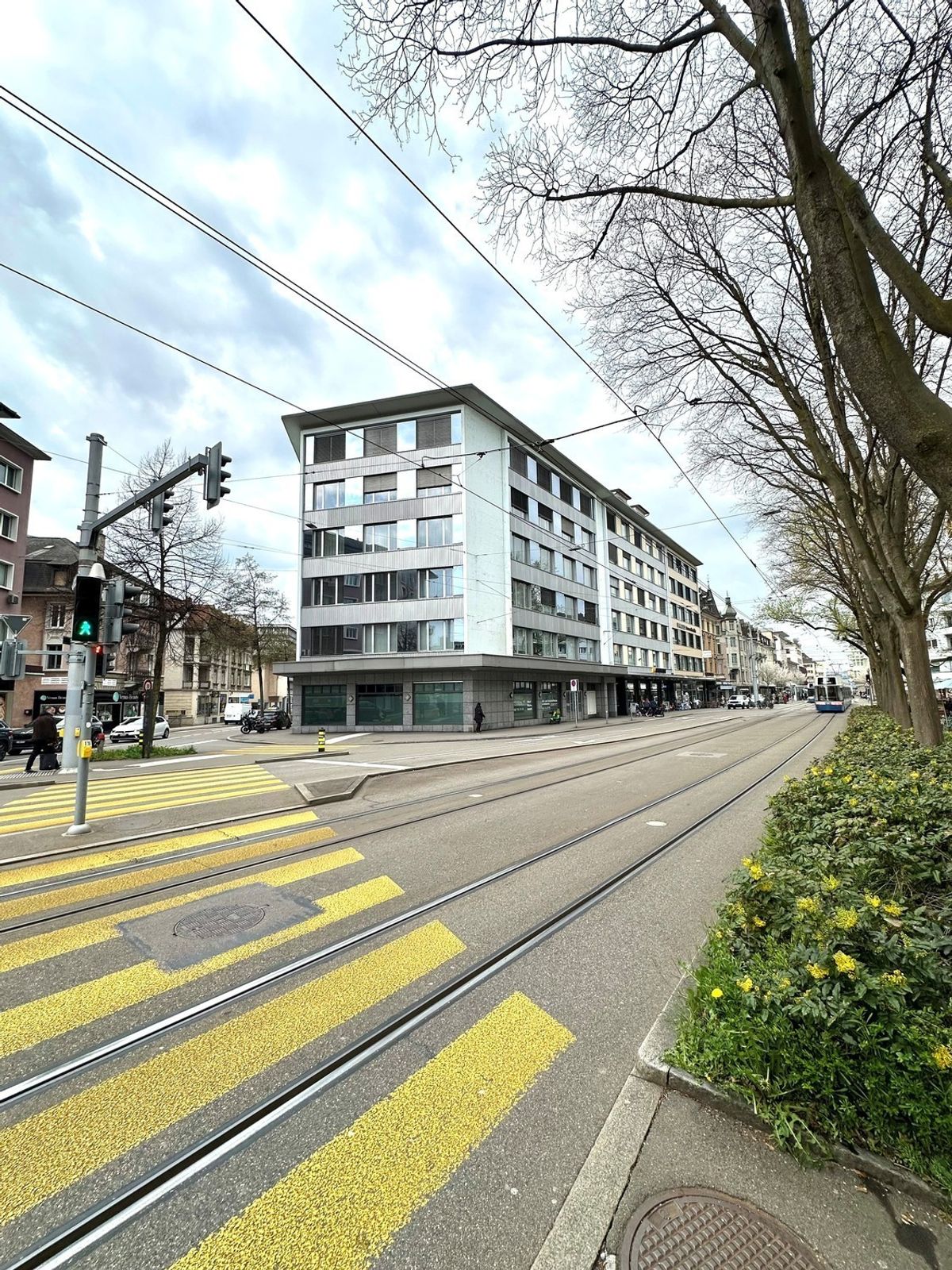 Attraktive, neu sanierte Büroflächen an Toplage in Zürich-Oerlikon - 0
