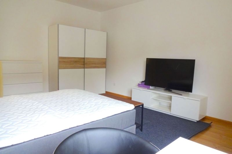 Furnished room in modernised apartment in a top location - 2