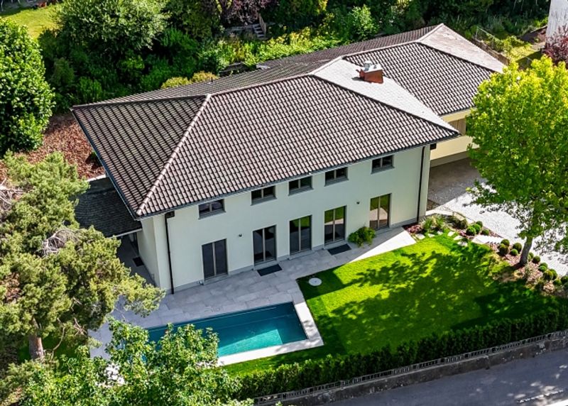 EXKLUSIVES WOHNJUWEL MIT STIL, ELEGANZ UND POOL - 1