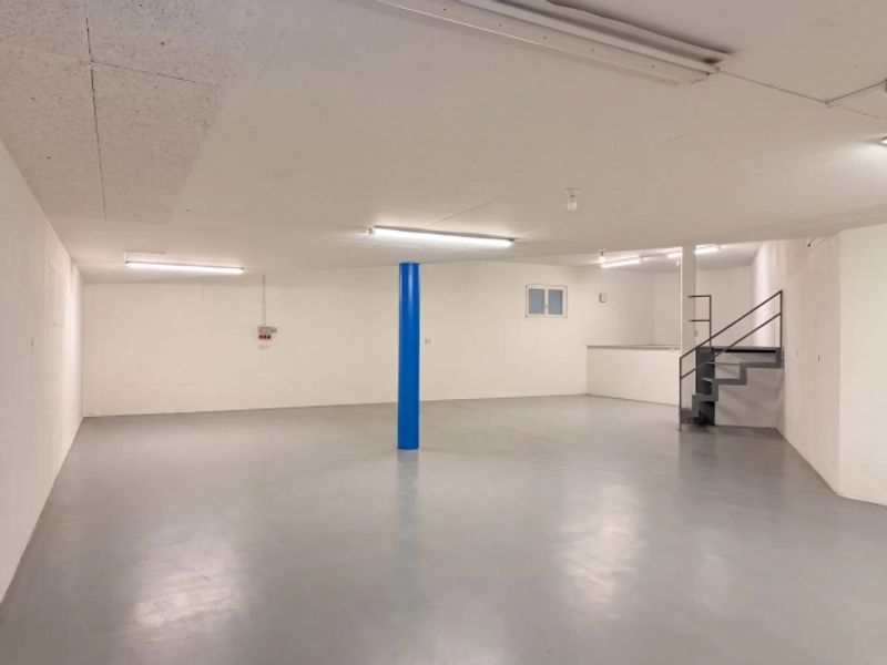 180 m² Lager mit Doppel-Garagentor in Gross mieten - 1