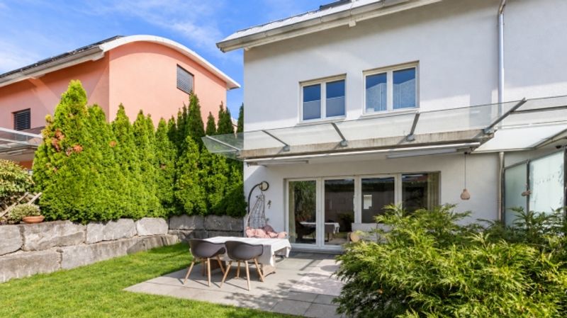 REIHENECKHAUS MIT GARTEN, DACHTERRASSE UND WEITSICHT - 1