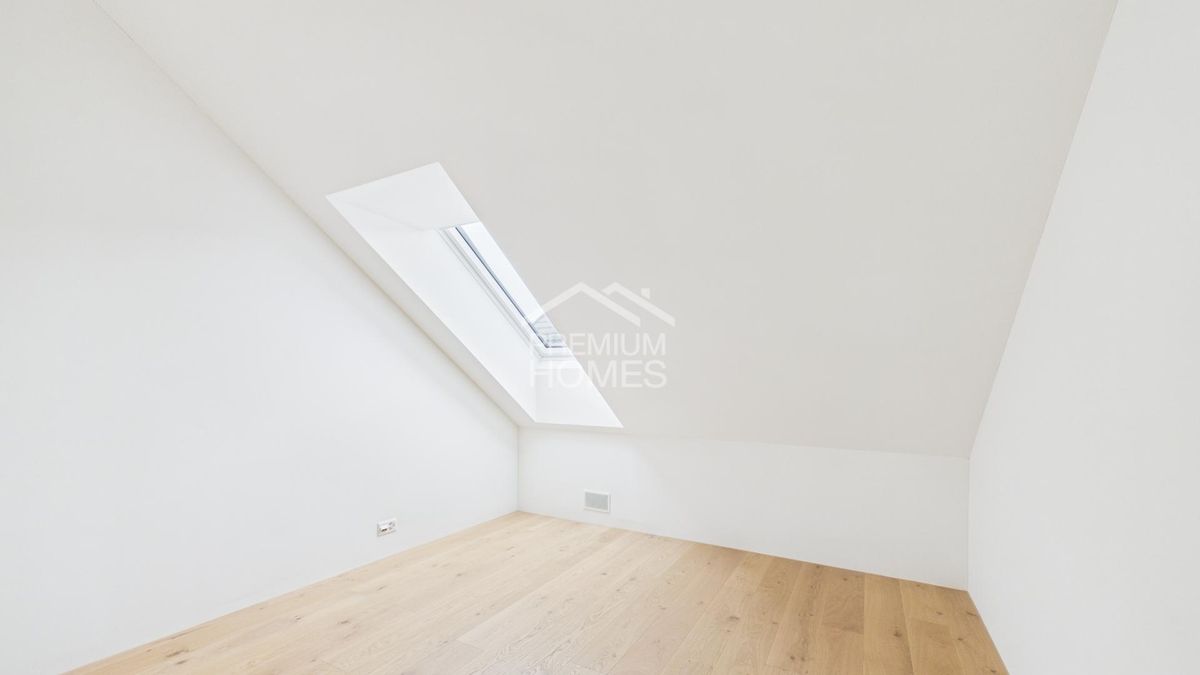 MODERNE ATTIKAWOHUNG MIT TRAUMHAFTER BERGKULISSE - 8