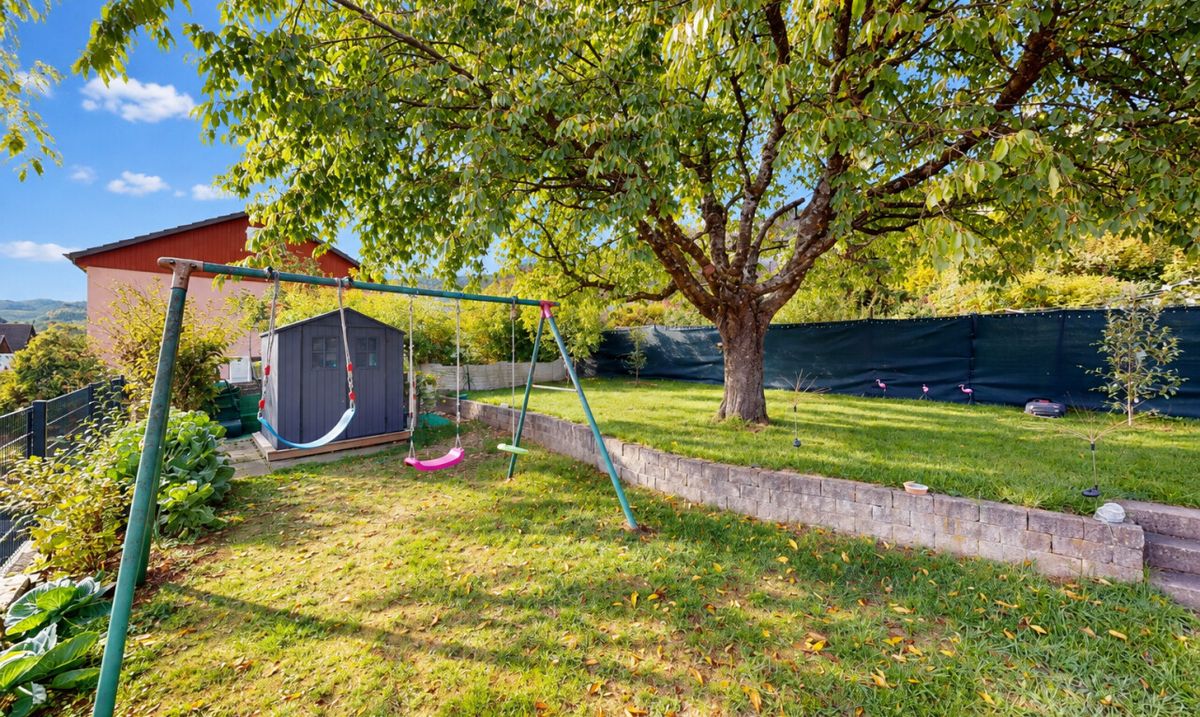 5.5-Zimmer-Reiheneckhaus mit grosszügigem Garten und Weitblick - 1